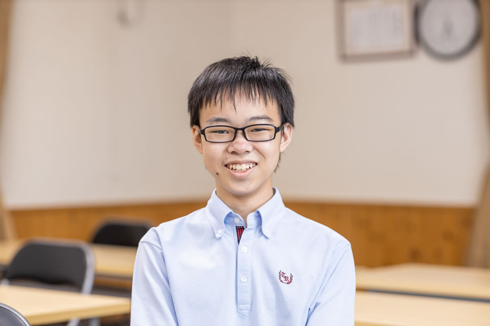 将来は学者になりそうな眼鏡をかけた男子中学生