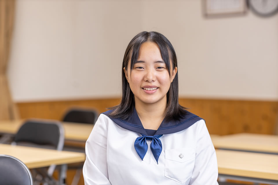 優しいほほえみの青いリボンが素敵な女子中学生