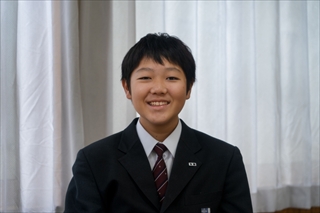 笑顔が素敵な男子中学生